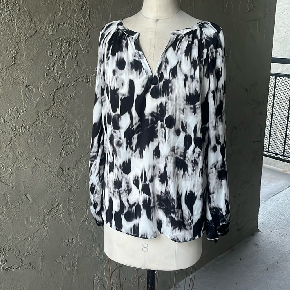 Apt 9 top size 1x. Black and white.